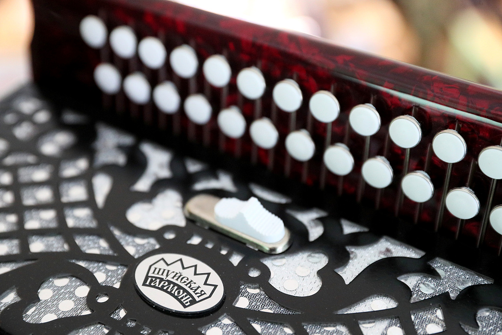 弦間木語 實拍俄羅斯古老樂器廠，聆聽工匠指尖傳承的百年回響